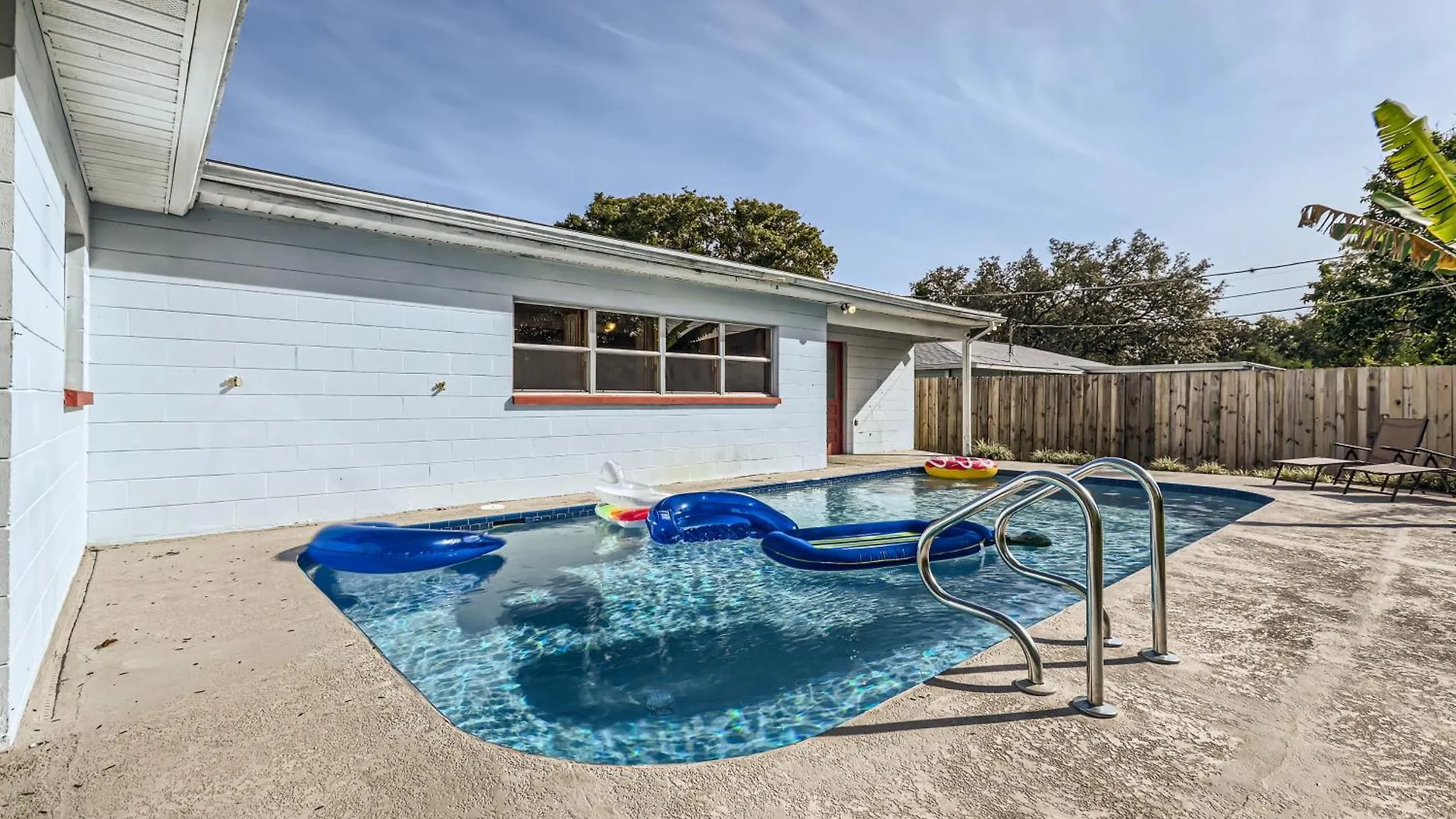 Spacious Tampa Haven - Games - Pool - 7-15 Min From All location